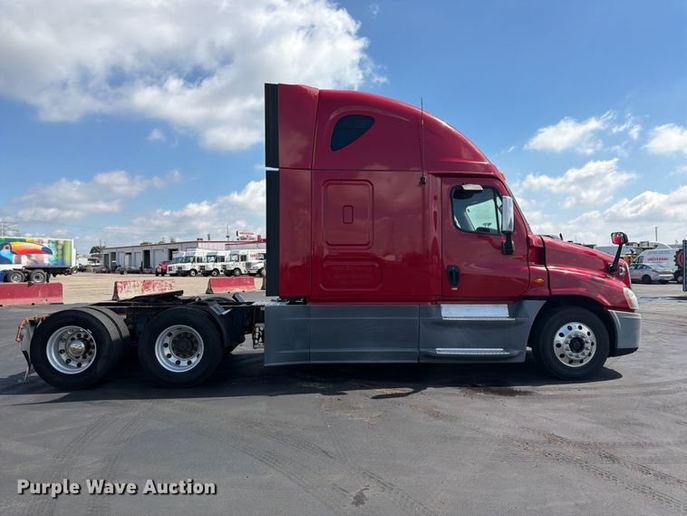 image for item DQ7893 2013 Freightliner Cascadia semi truck