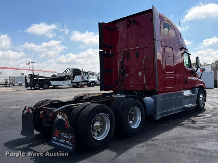 image for item DQ7893 2013 Freightliner Cascadia semi truck