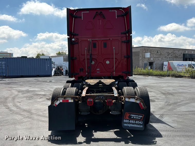 image for item DQ7893 2013 Freightliner Cascadia semi truck