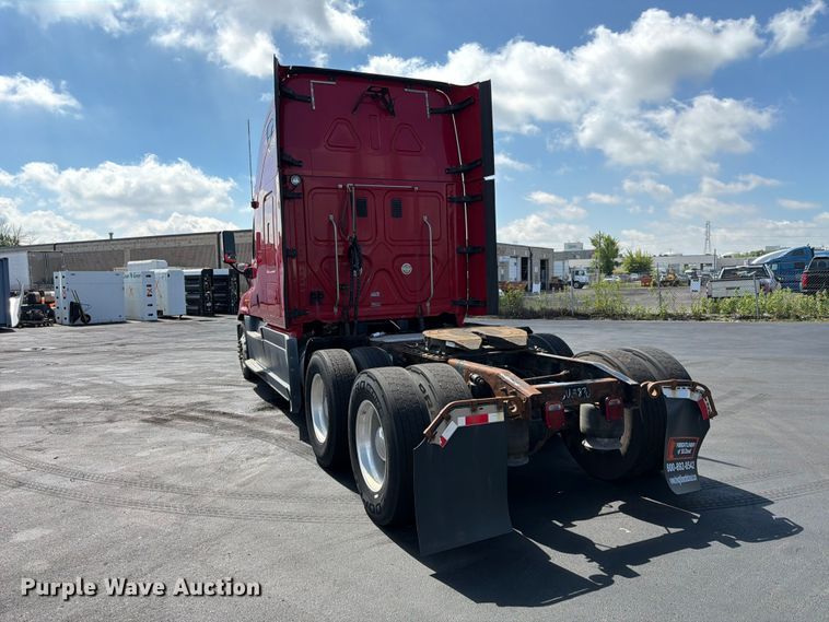 image for item DQ7893 2013 Freightliner Cascadia semi truck