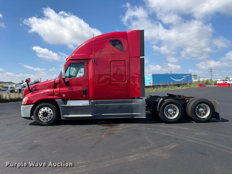 image for item DQ7893 2013 Freightliner Cascadia semi truck