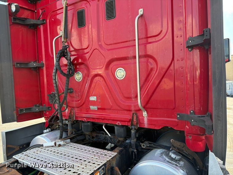 image for item DQ7893 2013 Freightliner Cascadia semi truck