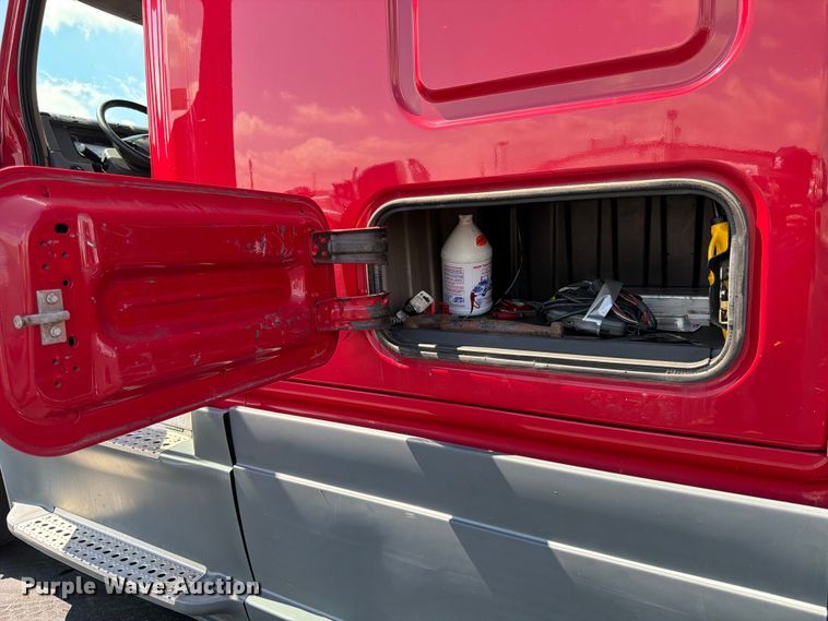 image for item DQ7893 2013 Freightliner Cascadia semi truck