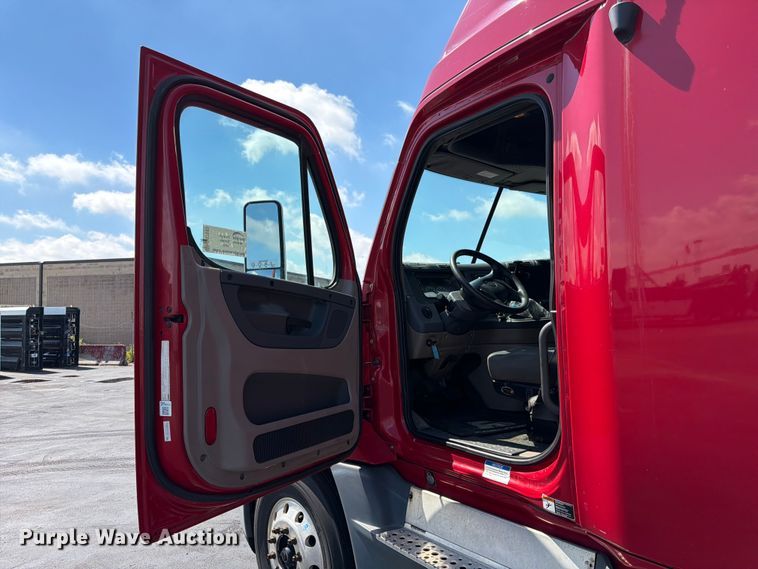 image for item DQ7893 2013 Freightliner Cascadia semi truck