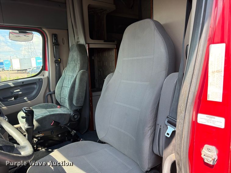 image for item DQ7893 2013 Freightliner Cascadia semi truck