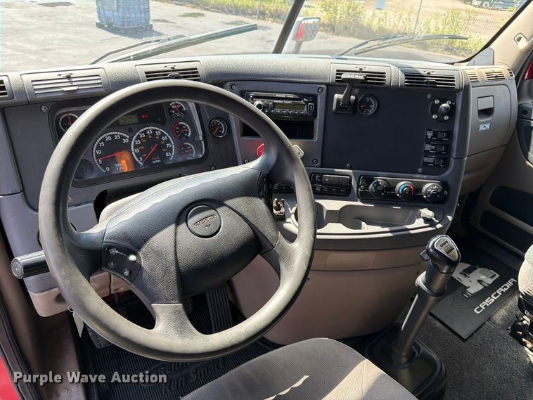 image for item DQ7893 2013 Freightliner Cascadia semi truck