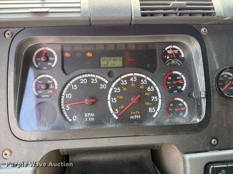 image for item DQ7893 2013 Freightliner Cascadia semi truck