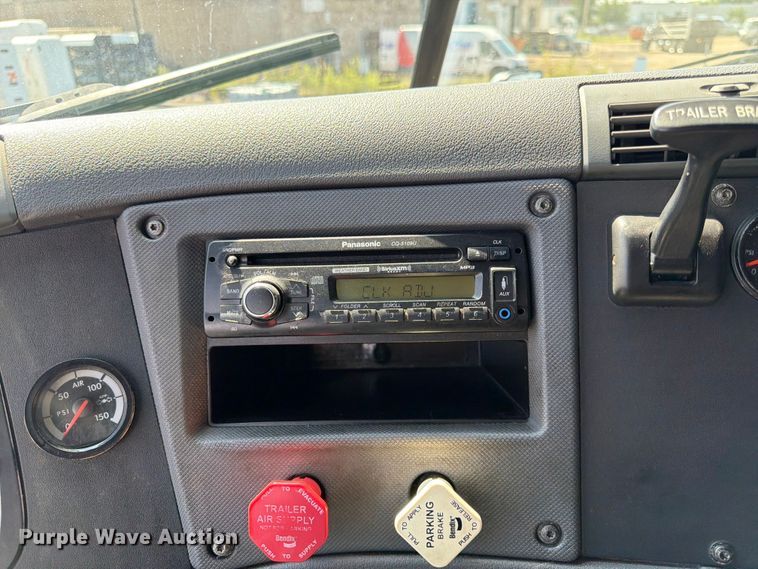 image for item DQ7893 2013 Freightliner Cascadia semi truck