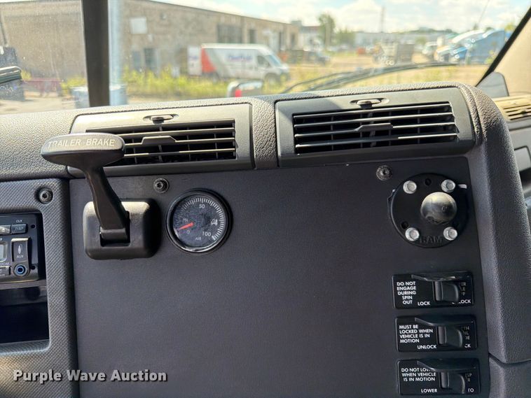 image for item DQ7893 2013 Freightliner Cascadia semi truck