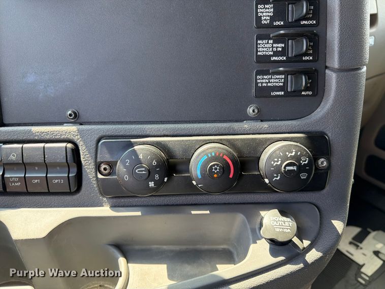 image for item DQ7893 2013 Freightliner Cascadia semi truck