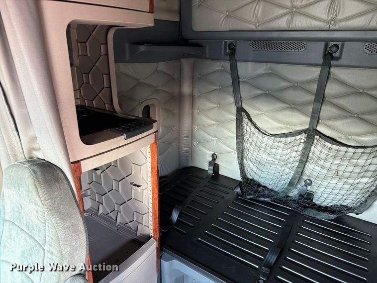 image for item DQ7893 2013 Freightliner Cascadia semi truck