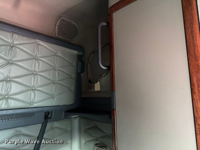image for item DQ7893 2013 Freightliner Cascadia semi truck
