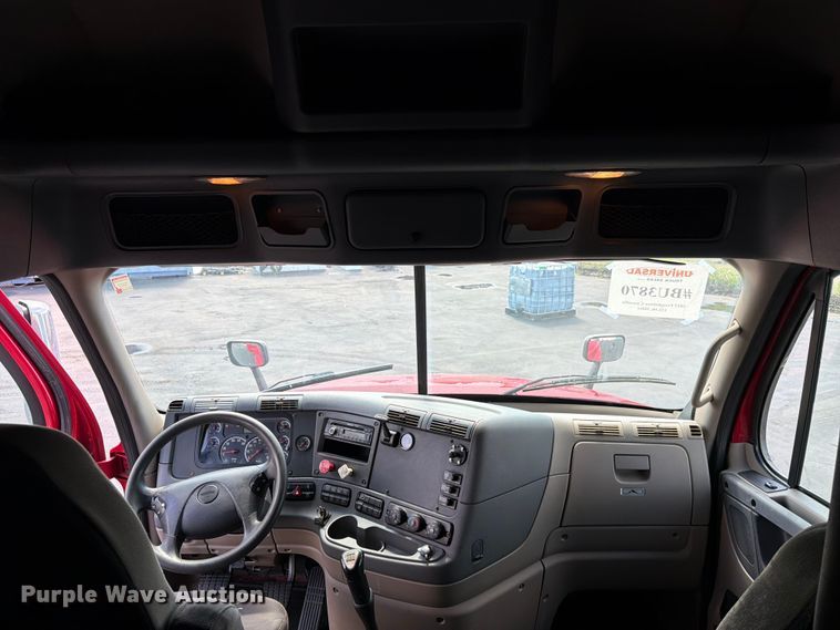 image for item DQ7893 2013 Freightliner Cascadia semi truck