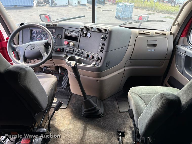 image for item DQ7893 2013 Freightliner Cascadia semi truck