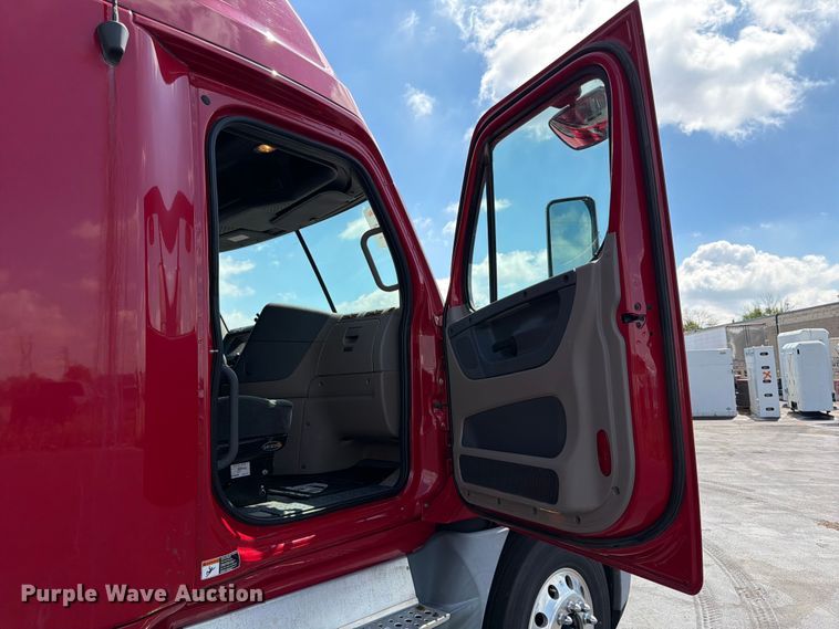 image for item DQ7893 2013 Freightliner Cascadia semi truck