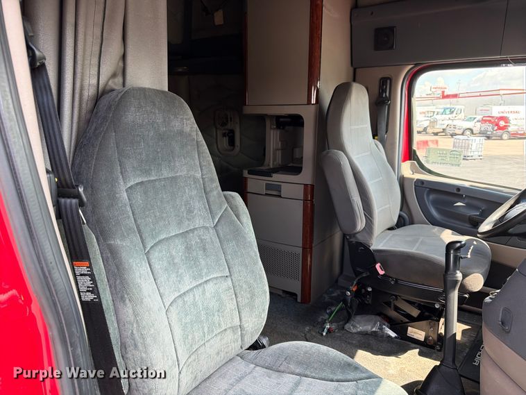 image for item DQ7893 2013 Freightliner Cascadia semi truck