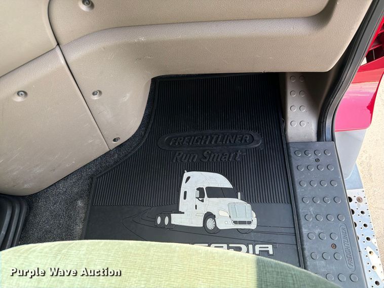 image for item DQ7893 2013 Freightliner Cascadia semi truck