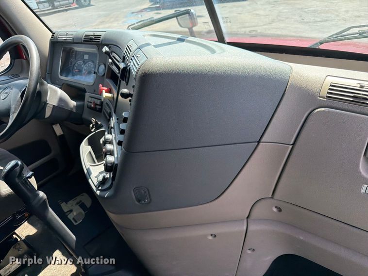 image for item DQ7893 2013 Freightliner Cascadia semi truck