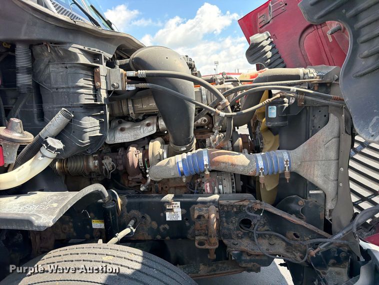 image for item DQ7893 2013 Freightliner Cascadia semi truck