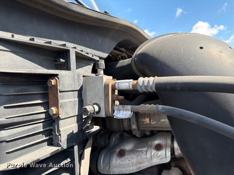 image for item DQ7893 2013 Freightliner Cascadia semi truck