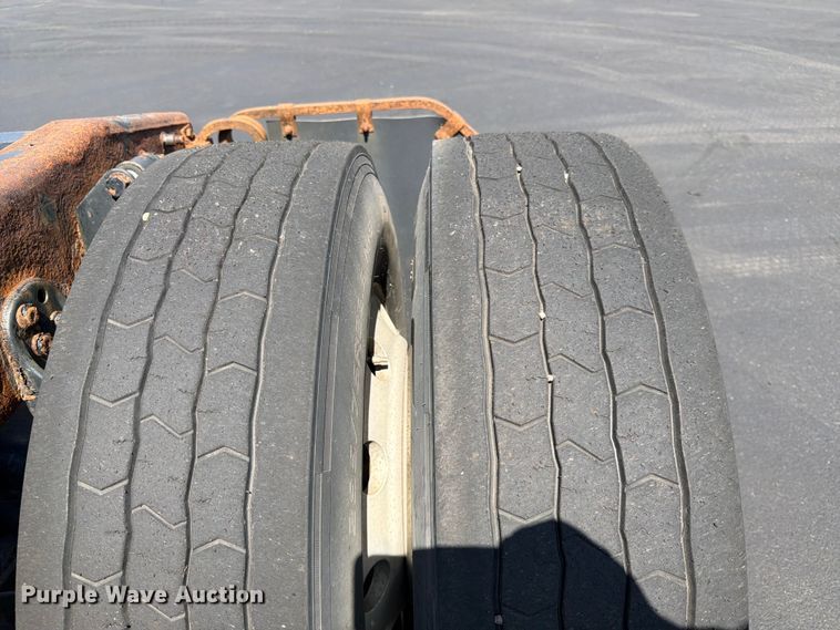 image for item DQ7893 2013 Freightliner Cascadia semi truck