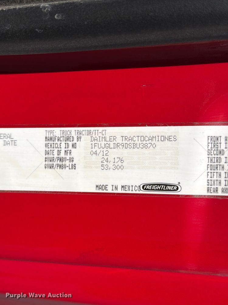 image for item DQ7893 2013 Freightliner Cascadia semi truck