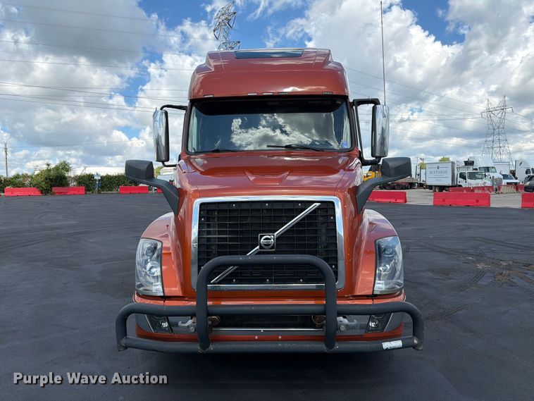 image for item DQ7895 2016 Volvo VN semi truck