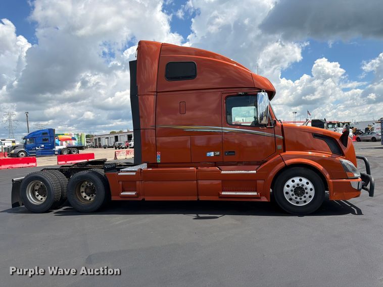 image for item DQ7895 2016 Volvo VN semi truck