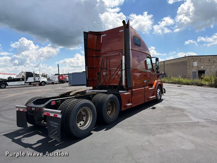 image for item DQ7895 2016 Volvo VN semi truck