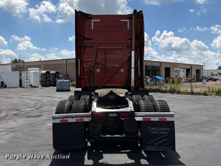 image for item DQ7895 2016 Volvo VN semi truck