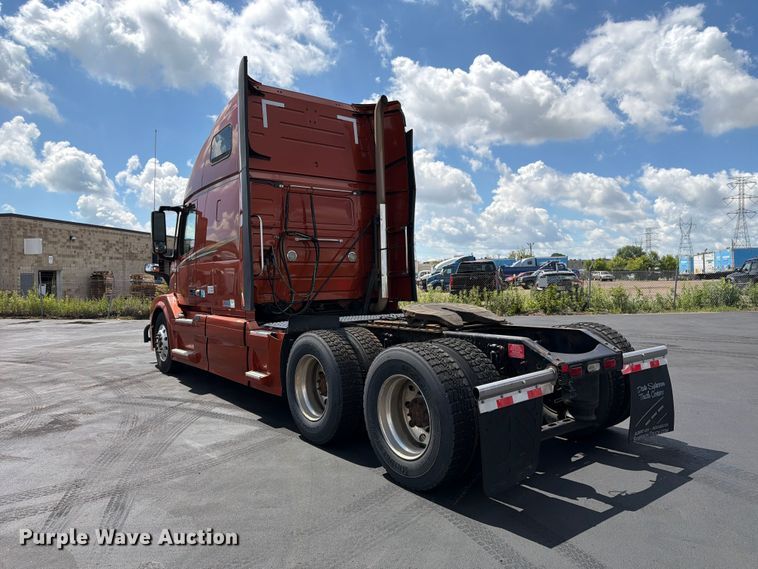 image for item DQ7895 2016 Volvo VN semi truck
