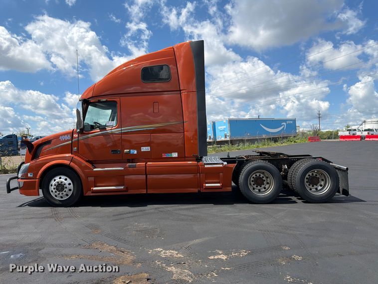 image for item DQ7895 2016 Volvo VN semi truck