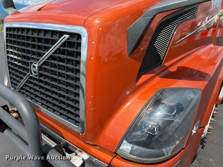 image for item DQ7895 2016 Volvo VN semi truck