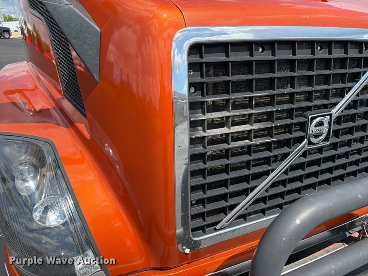 image for item DQ7895 2016 Volvo VN semi truck