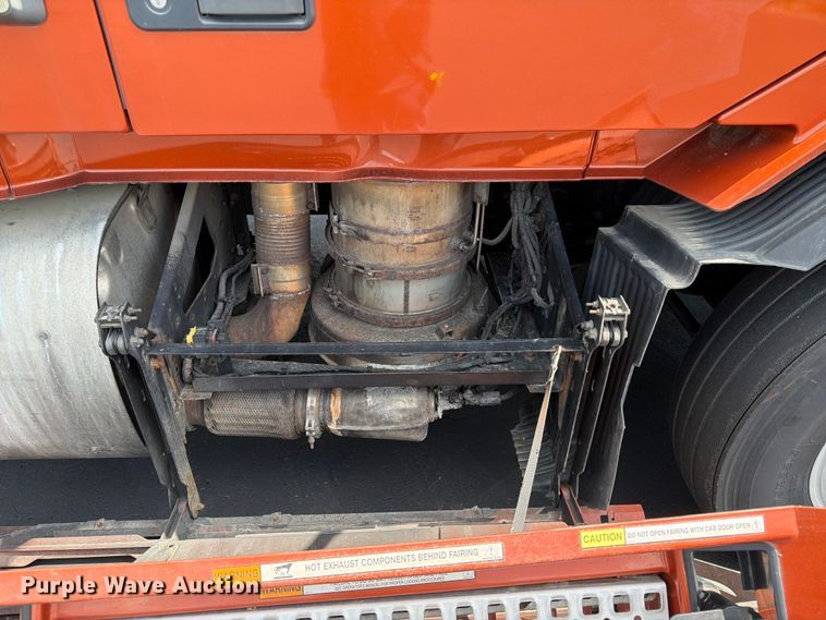 image for item DQ7895 2016 Volvo VN semi truck