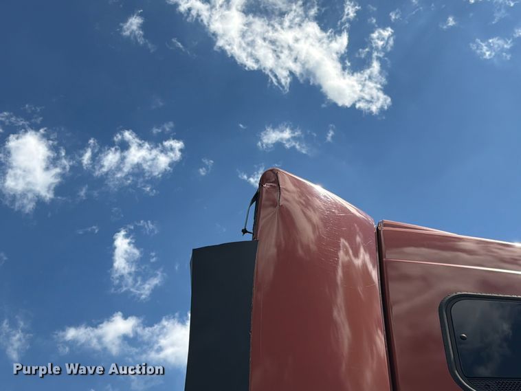 image for item DQ7895 2016 Volvo VN semi truck