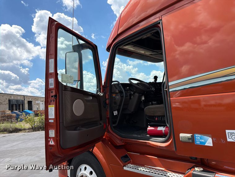 image for item DQ7895 2016 Volvo VN semi truck
