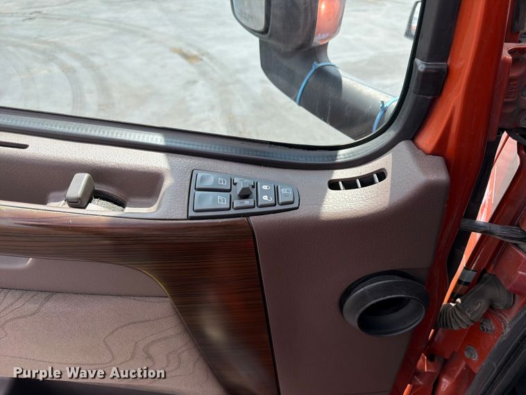 image for item DQ7895 2016 Volvo VN semi truck