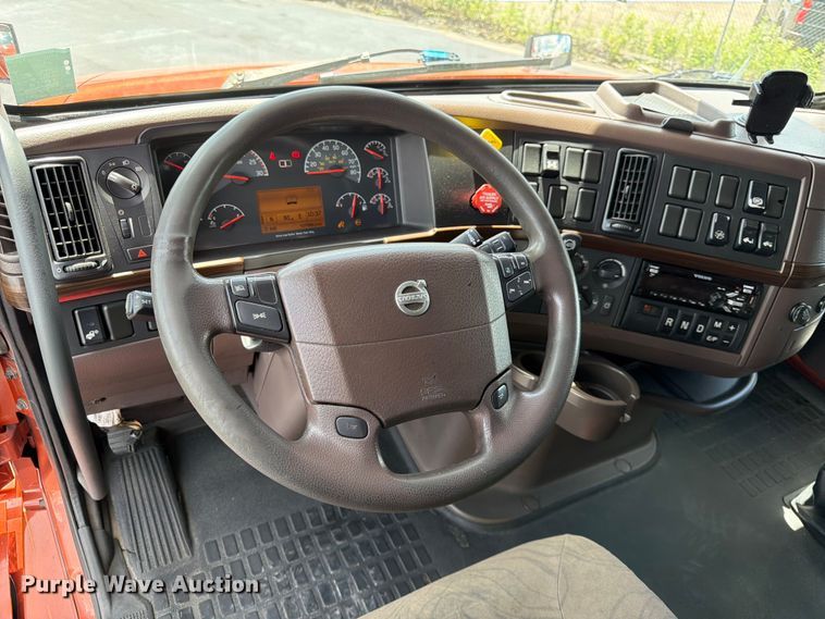 image for item DQ7895 2016 Volvo VN semi truck