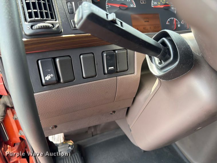 image for item DQ7895 2016 Volvo VN semi truck