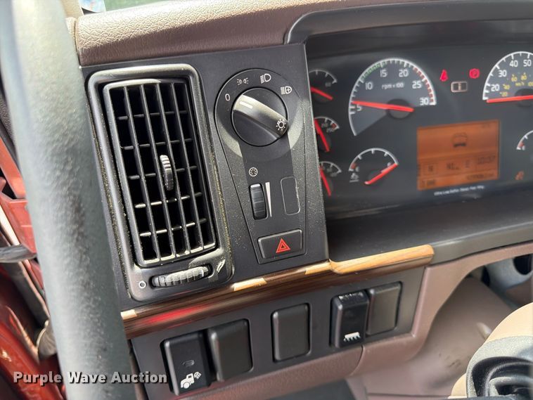 image for item DQ7895 2016 Volvo VN semi truck