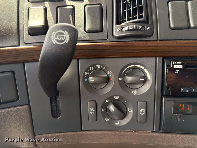 image for item DQ7895 2016 Volvo VN semi truck