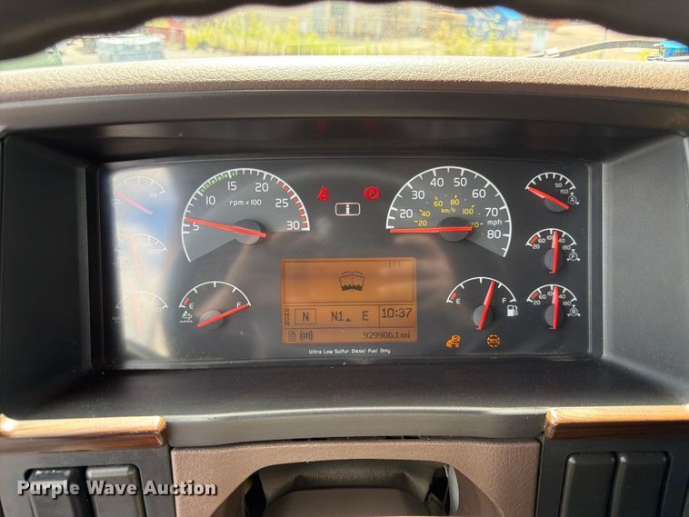 image for item DQ7895 2016 Volvo VN semi truck