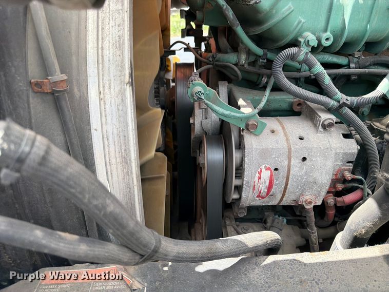 image for item DQ7895 2016 Volvo VN semi truck