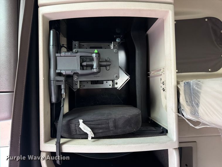 image for item DQ7895 2016 Volvo VN semi truck