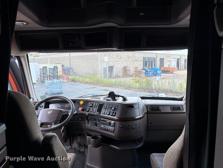 image for item DQ7895 2016 Volvo VN semi truck