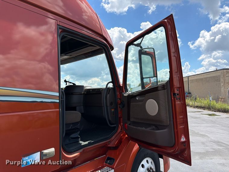 image for item DQ7895 2016 Volvo VN semi truck
