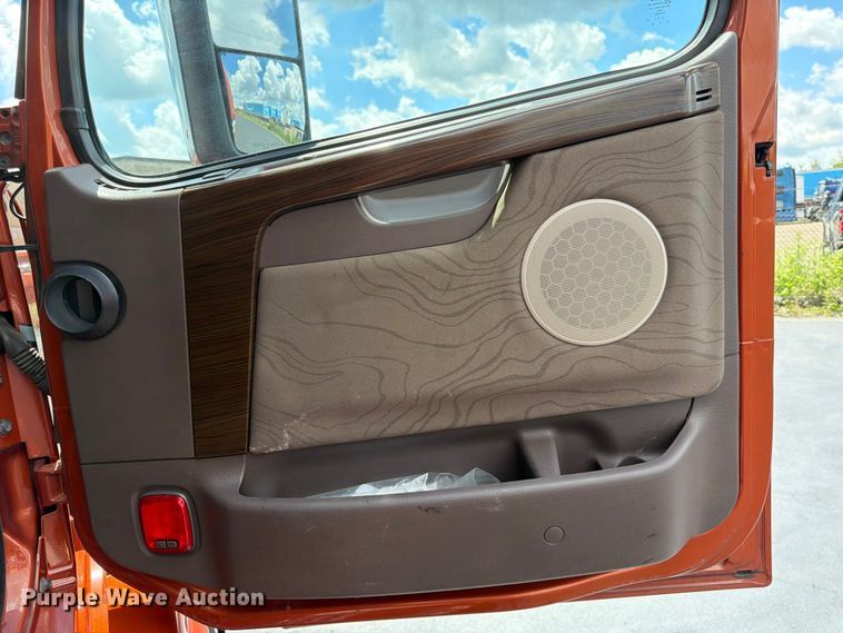 image for item DQ7895 2016 Volvo VN semi truck