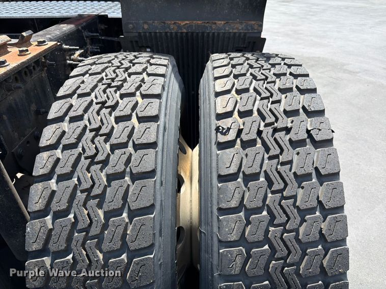 image for item DQ7895 2016 Volvo VN semi truck
