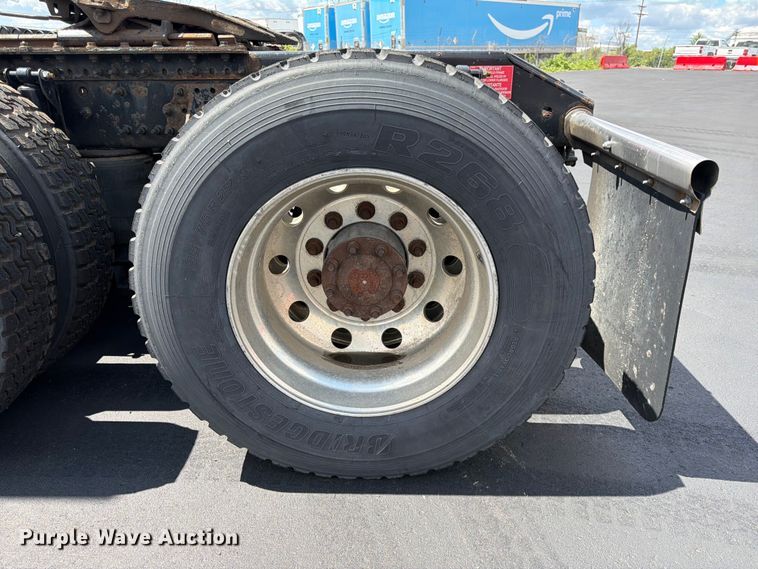 image for item DQ7895 2016 Volvo VN semi truck